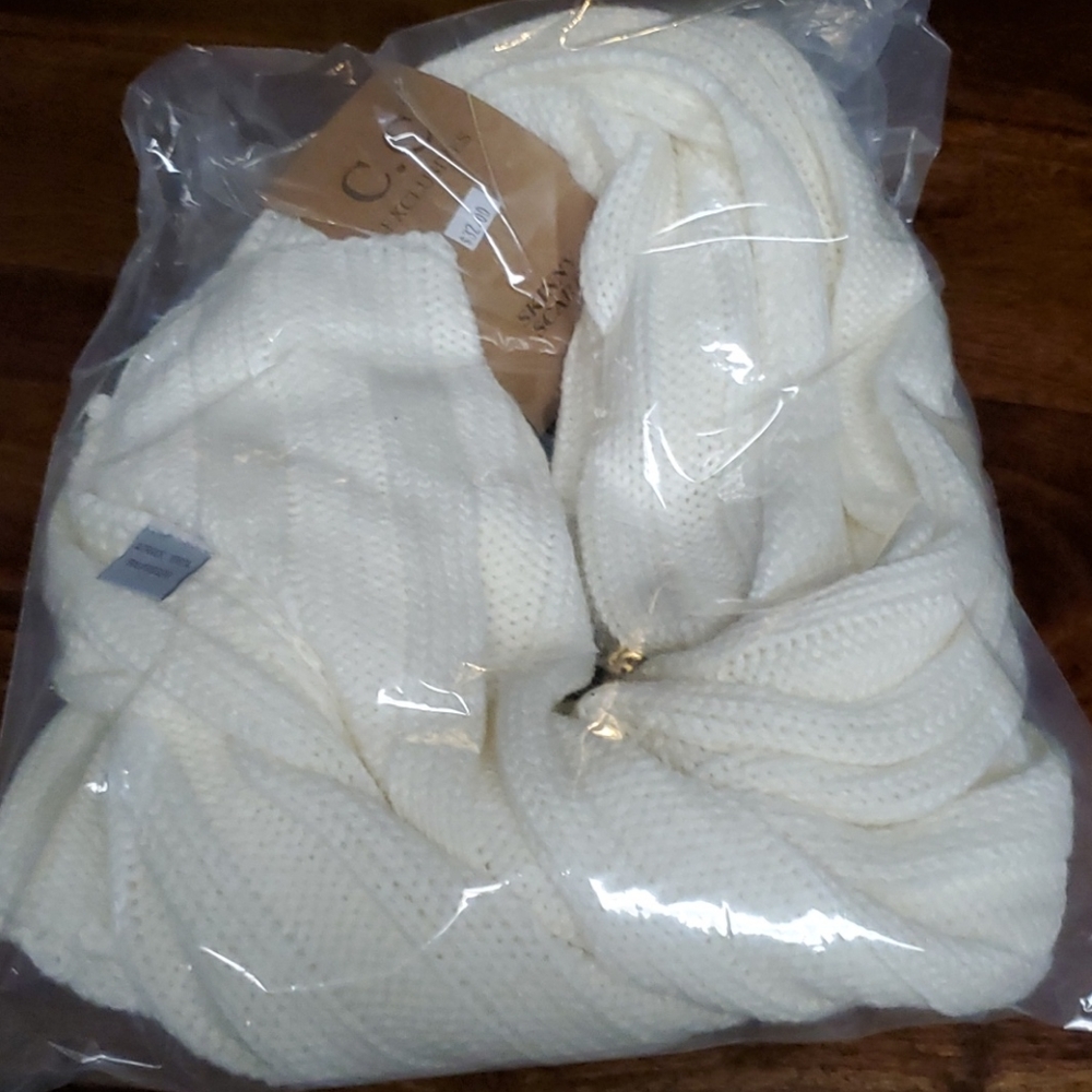 Ivory scarf 💕 - Picture 4 of 4